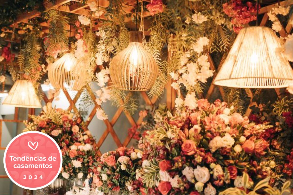 A imagem pode conter: céu, árvore e atividades ao ar livre  Casamento  altar, Decoração da cerimônia de casamento, Casamento