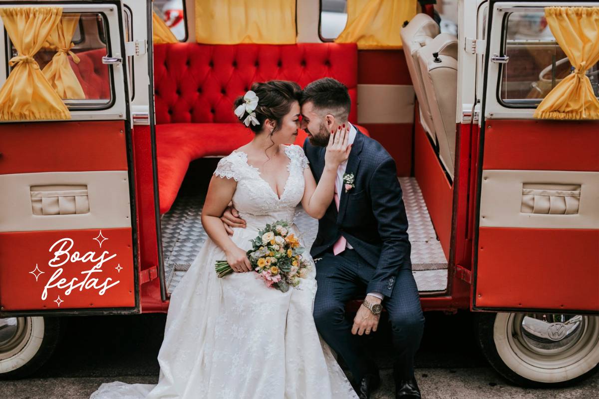 Casal fica mostrando puro amor um ao outro ao pôr do sol