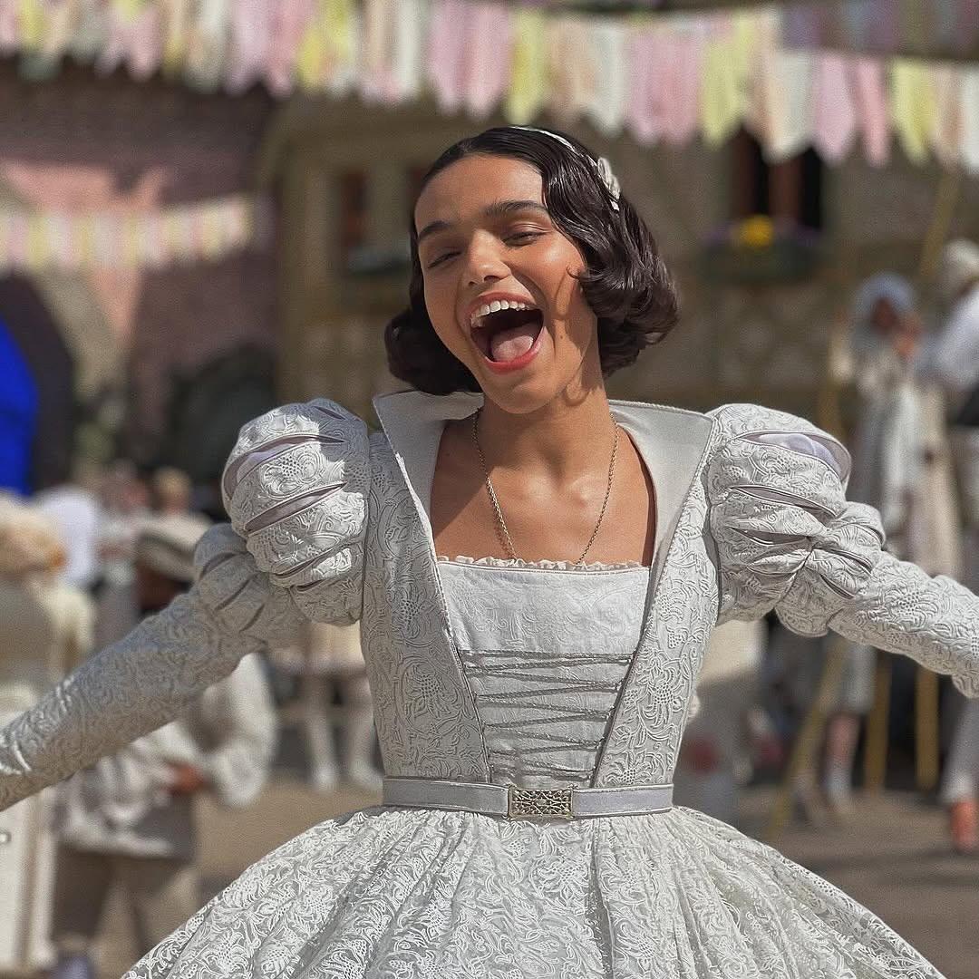 Branca de Neve sorrindo e feliz com o seu vestido branco de princesa