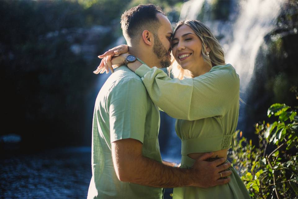 Casal de namorados vestidos de verde na frente de uma cachoeira - coisas  homens amam nas mulheres