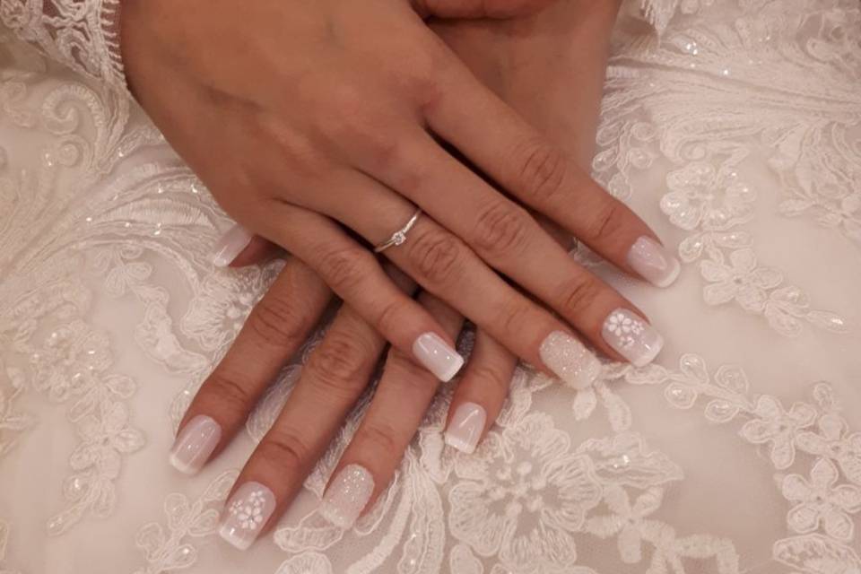 Estilos de unhas de noiva: as tendências de cores e decorações para você arrasar!