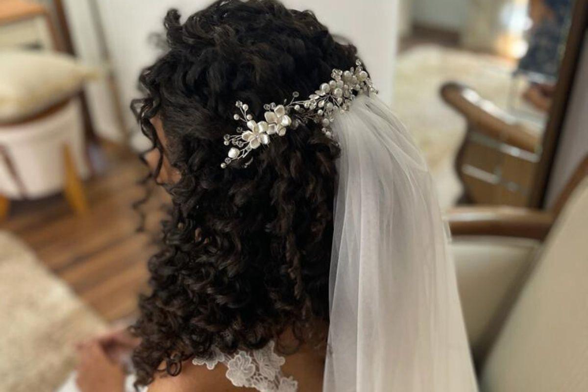 Noiva de cabelo cacheado