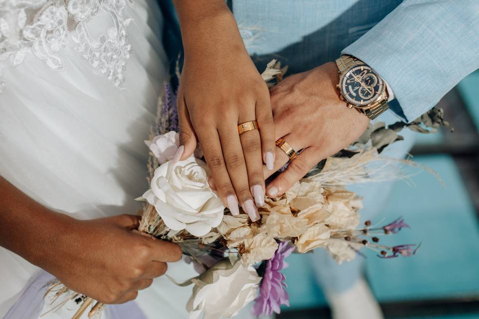 o poder da aliança no casamento mãos recém casados
