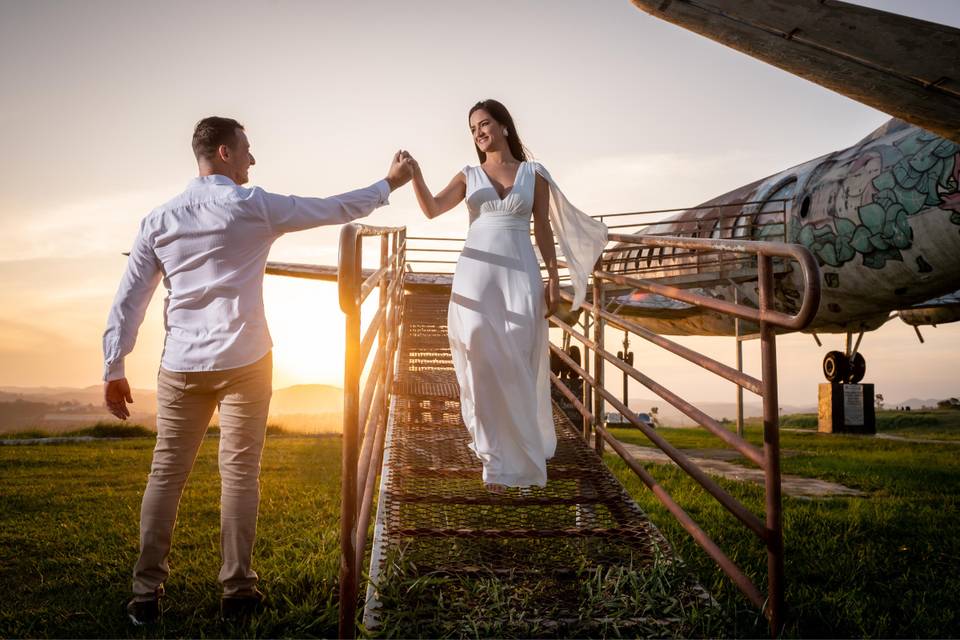 Casal descendo as escadas de um avião abandonado