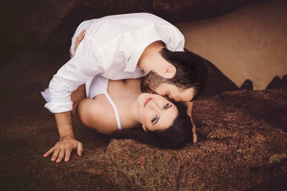 Casal deitado beijando-se - perguntas sobre sexo mais buscadas no Google