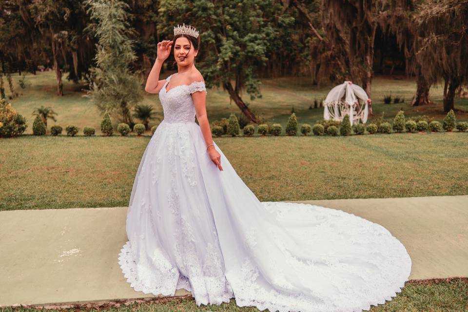 Vestido de noiva com ou sem cauda? Veja as vantagens de optar por cada estilo