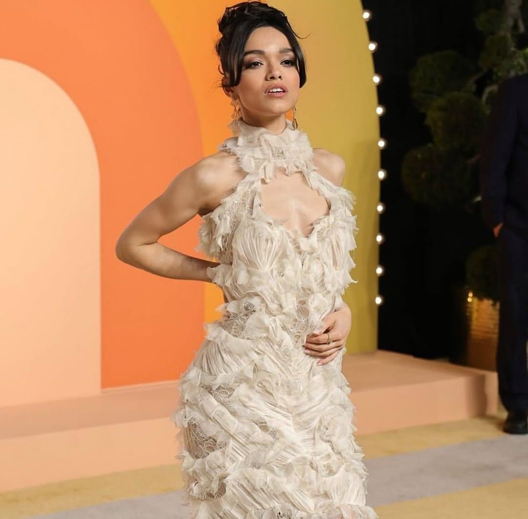 Rachel Zegler posando para foto com vestido boho branco