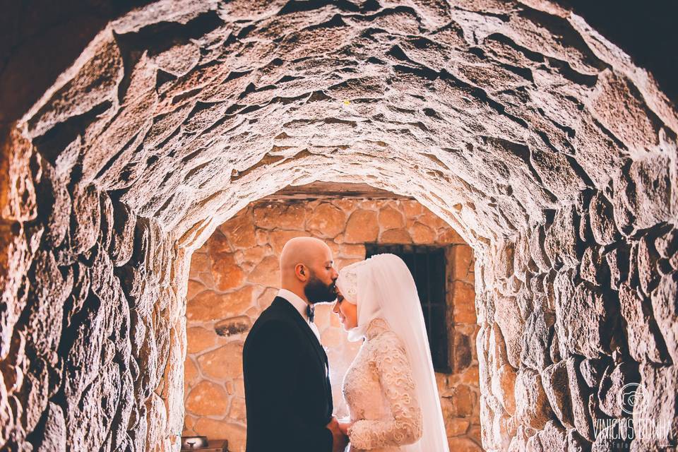 casamento muçulmano noivo beijando a noiva