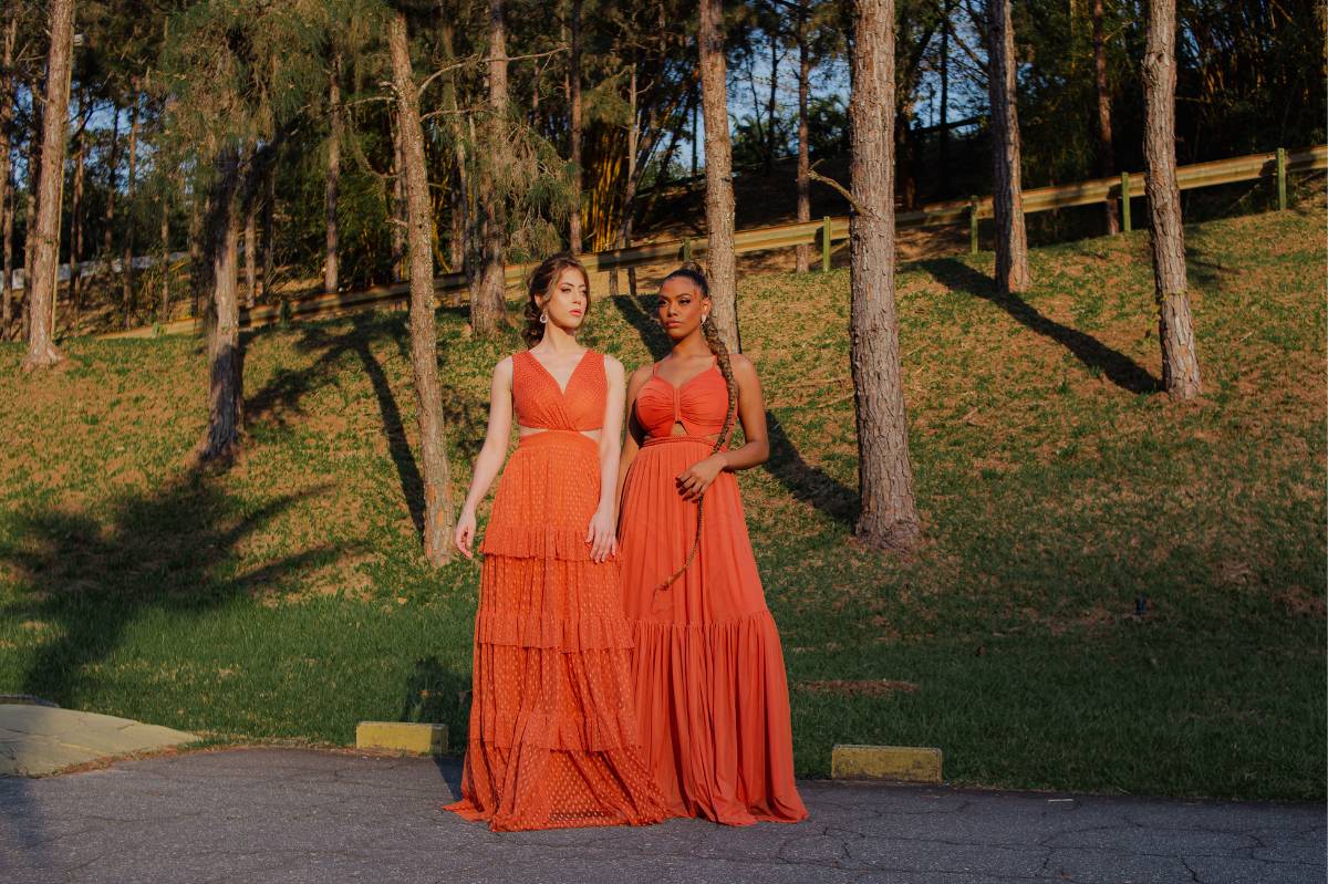 Vestido laranja para casamento: aposta impecável para convidadas