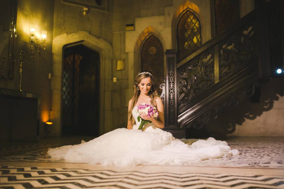 comportamento feminino noiva sentada no chão com o vestido de noiva