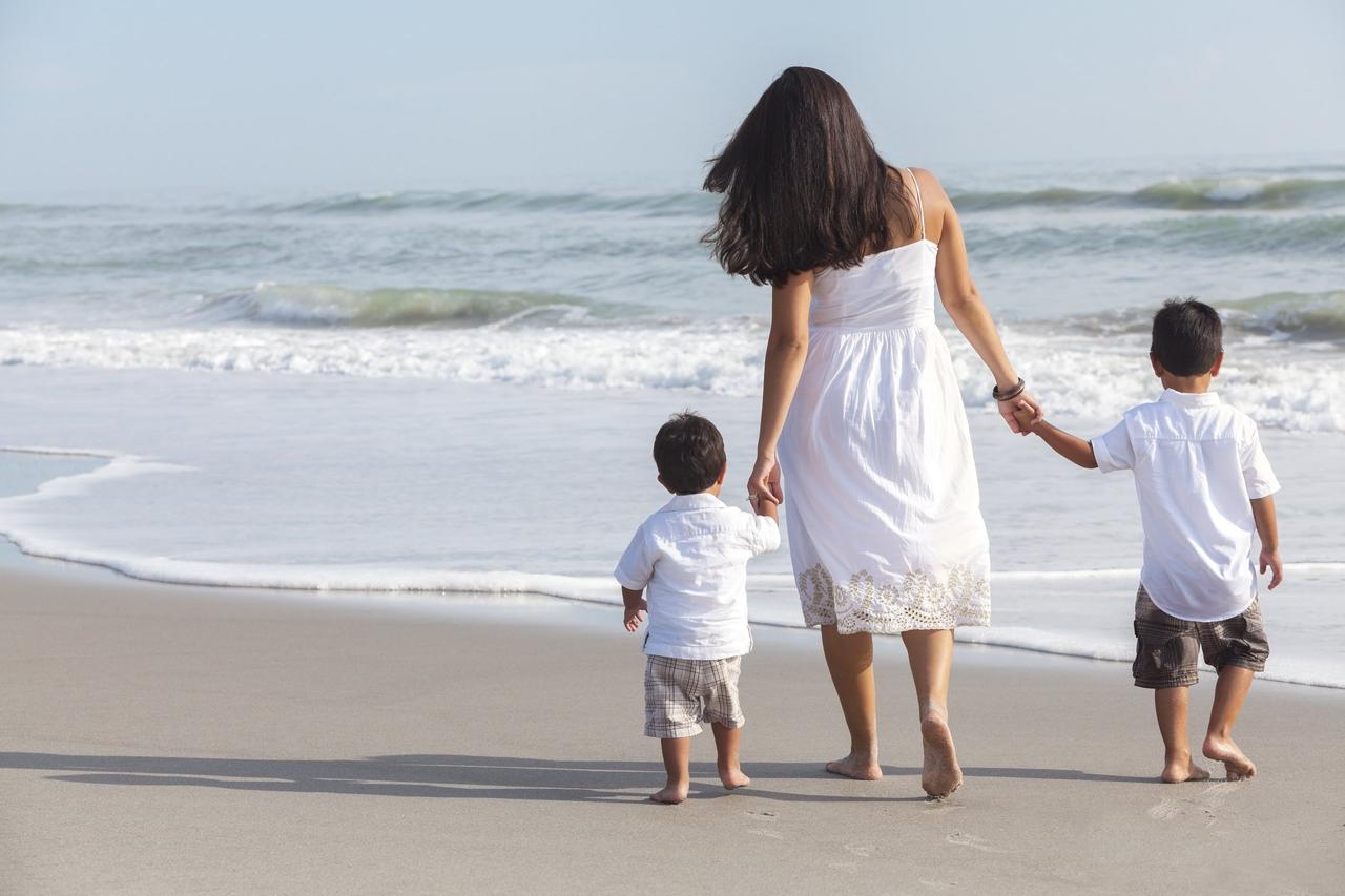 14387-maternidad-madre-hijos-orilla-mar-paseo.jpeg