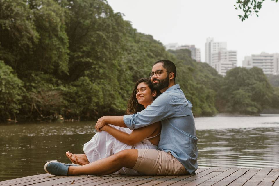 relacionamento é sólido casal na beira do lago