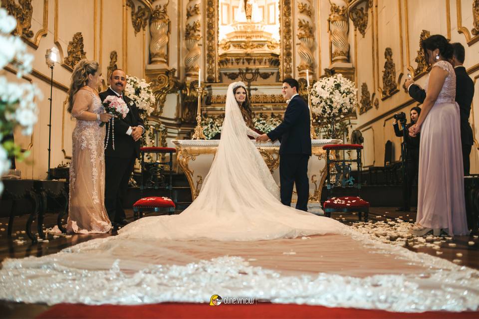 Igreja católica noivos no altar 