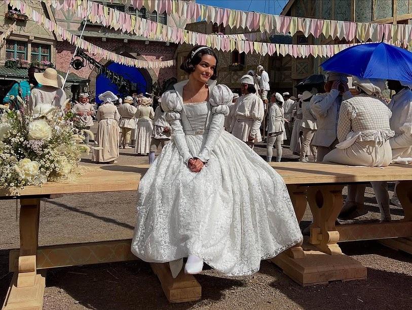 Branca de Neve sentada com seu vestido branco de princesa