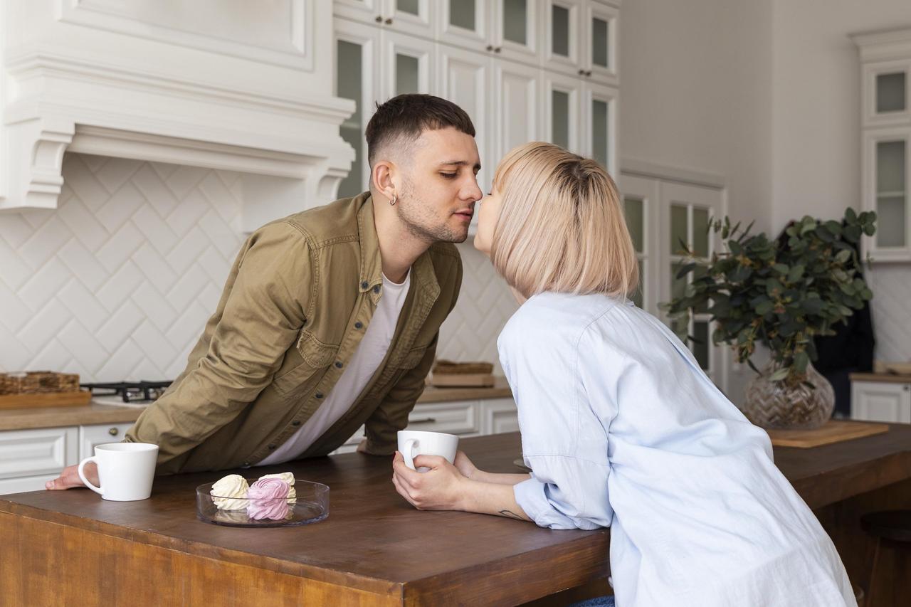 casal quase se beijando em casa