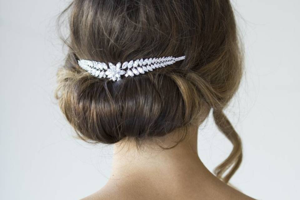 Penteado de noiva com tiara traseira: as inspirações mais originais!