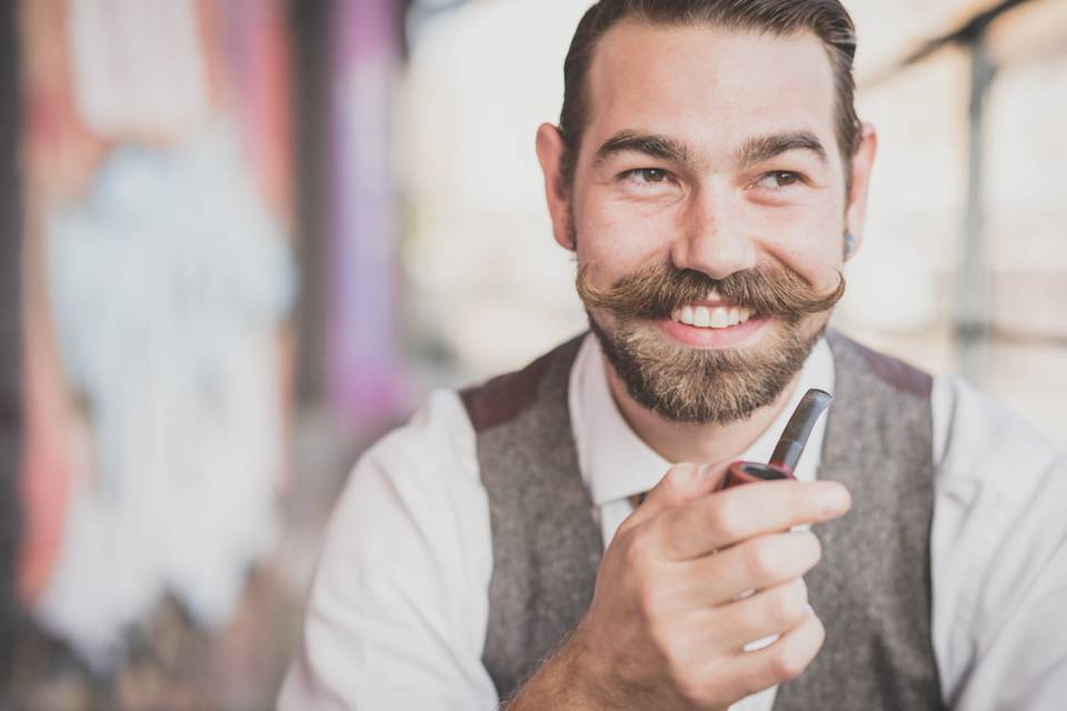 Noivos adeptos do bigode: vejam cuidados para manter a higiene e o estilo!