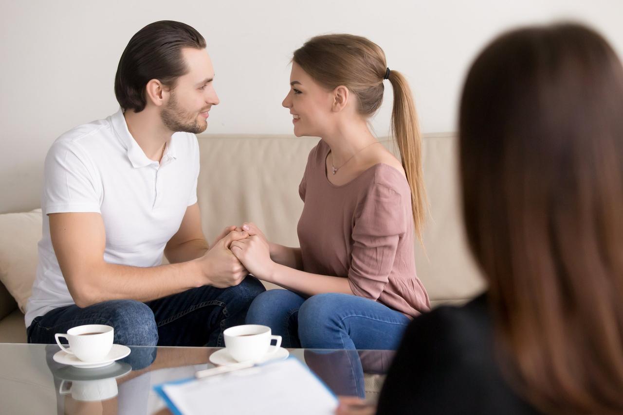 crises do casamento casal conversando com terapeuta