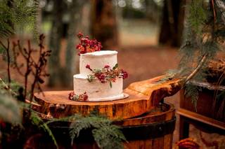 Bolo de casamento em cenário natural