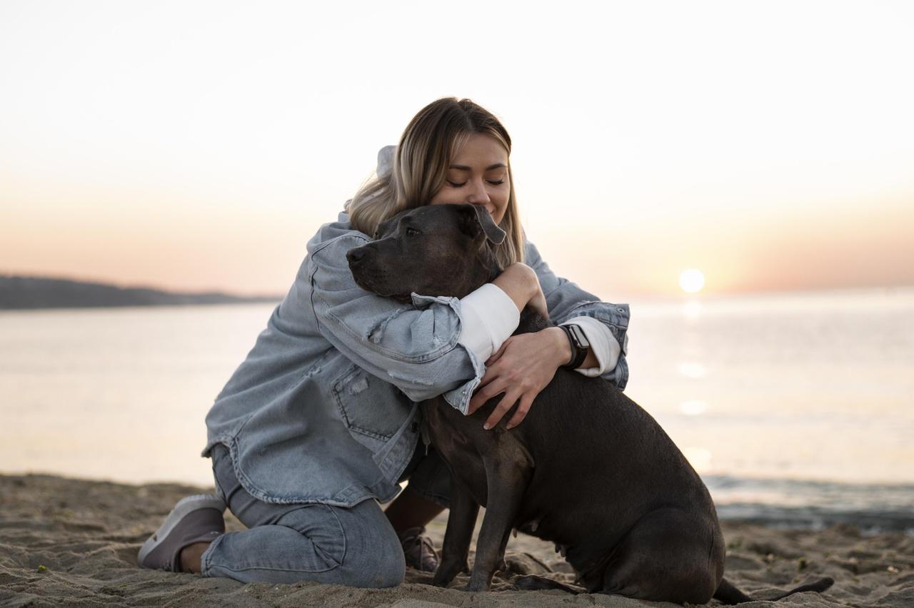 Mulher atual abraçando cachorro