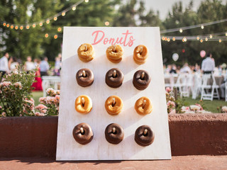 DIY delicioso: saiba como fazer uma parede de donuts para a recepção