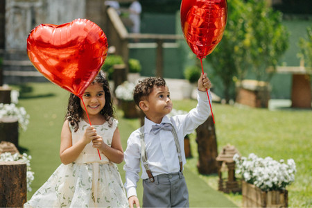 Entrada de daminhas e pajens no casamento: INOVE e DIVIRTA a criançada!