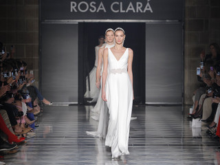 Vestidos de noiva Rosa Clará: sobriedade tradicional na coleção 2020