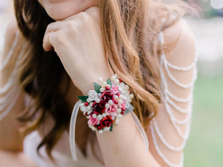 Com toque retrô, porém repaginado: o corsage está de volta para as madrinhas