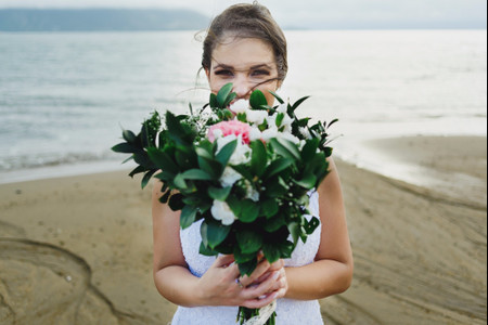 A noiva e o seu buquê: 50 fotos emocionantes desta tradição para te inspirar