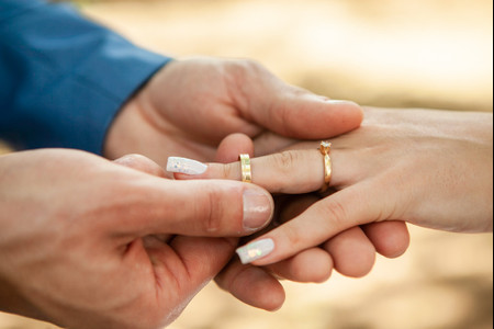 Anel de noivado e aliança de casamento: entendam as diferenças e em que mão usar!