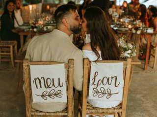 Frases originais para as cadeiras dos noivos: 85 imagens para inspirar o casal!