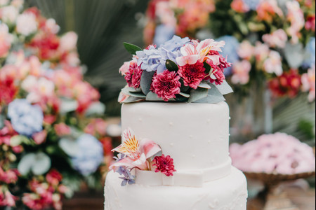 Alerta tendência! 70 bolos de casamento decorados com flores