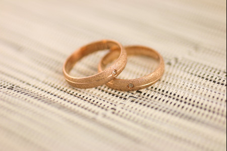 Anéis de noivado rosados: que tal apostar por essa tendência?