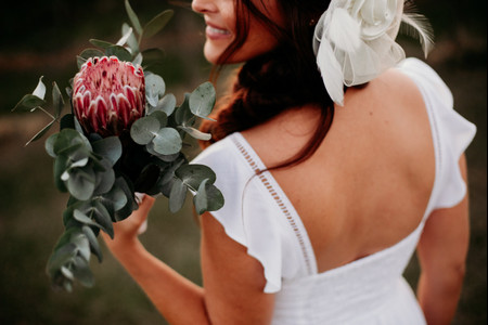 Buquês de noiva com protea: renda-se ao exotismo e à beleza dessa flor