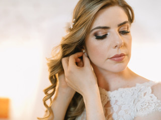 Penteados laterais para as noivas: brilhe como uma diva vintage