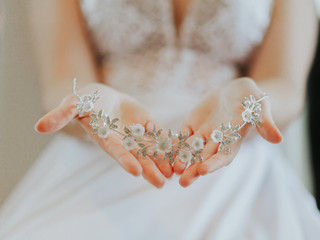 Sempre sonhou em dizer "sim" usando uma tiara? Veja dicas para arrasar com o acessório!