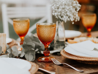 Taças coloridas para a recepção: que tal aderir à tendência?