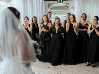 Madrinhas de preto: a cor que está em todos os armários pode ser parte do casamento!