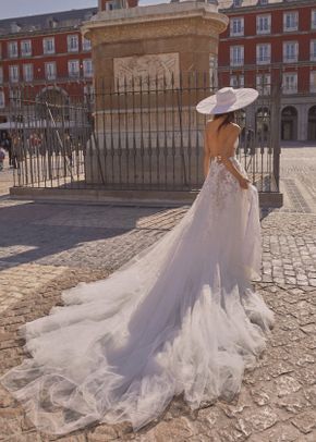 Julie, Galia Lahav