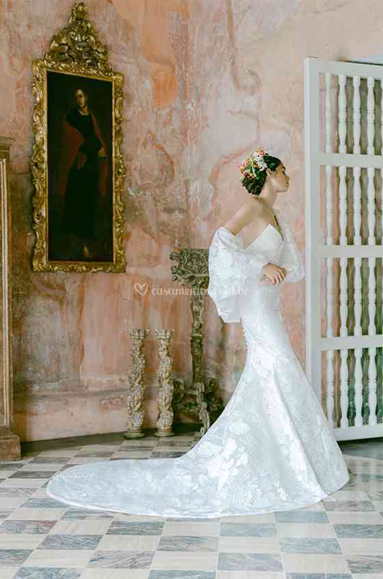 Monique Lhuillier cria casa de bonecas e vestidos de noiva em miniatura