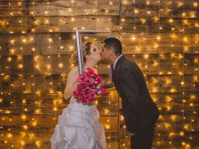 O casamento de Max e Monique  em Porto Alegre, Rio Grande do Sul 32