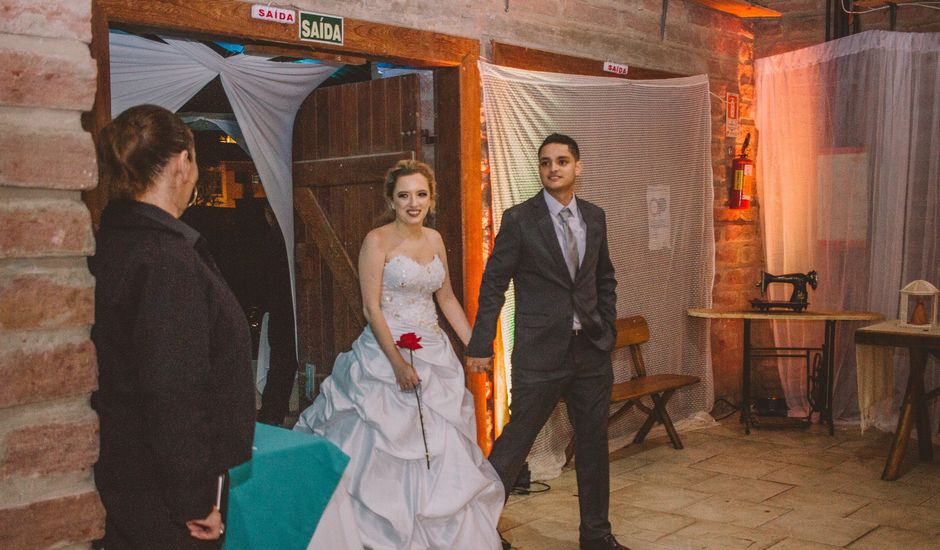 O casamento de Max e Monique  em Porto Alegre, Rio Grande do Sul