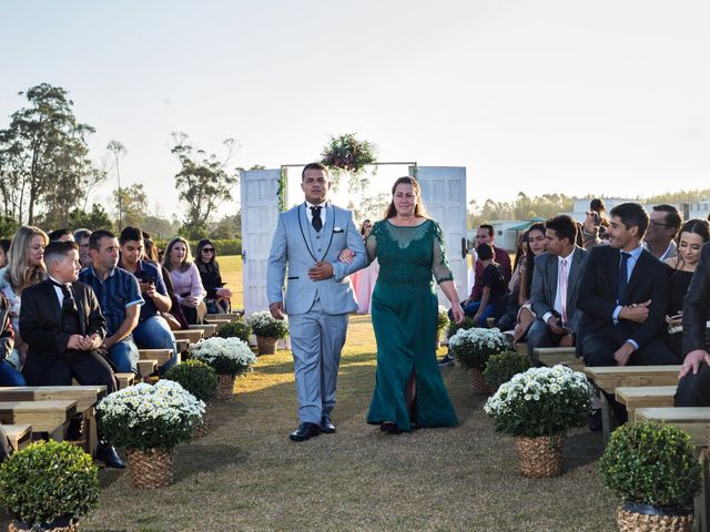 O casamento de Dener e Caliandra  em Balneário Gaivota, Santa Catarina 14
