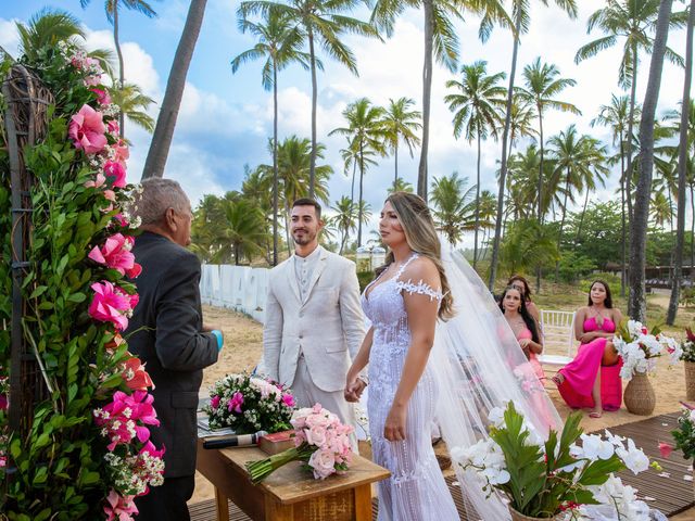 O casamento de Douglas e Helen em Mata de São João, Bahia 16