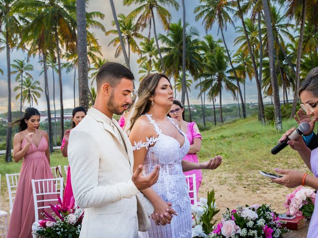 O casamento de Douglas e Helen em Mata de São João, Bahia 20