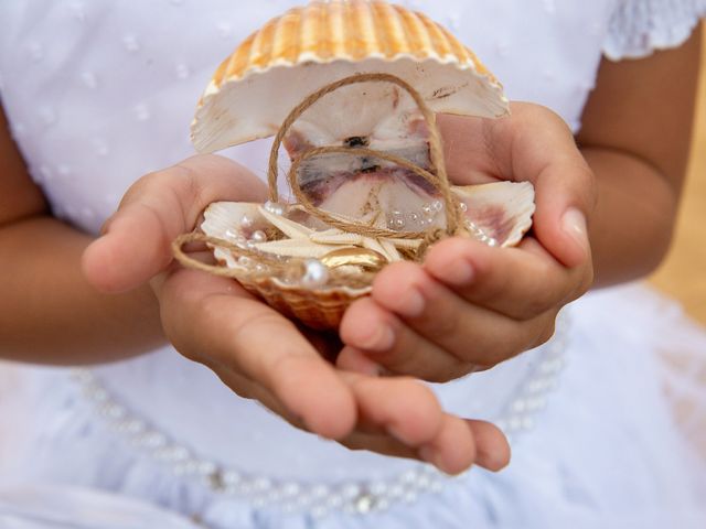 O casamento de Douglas e Helen em Mata de São João, Bahia 21