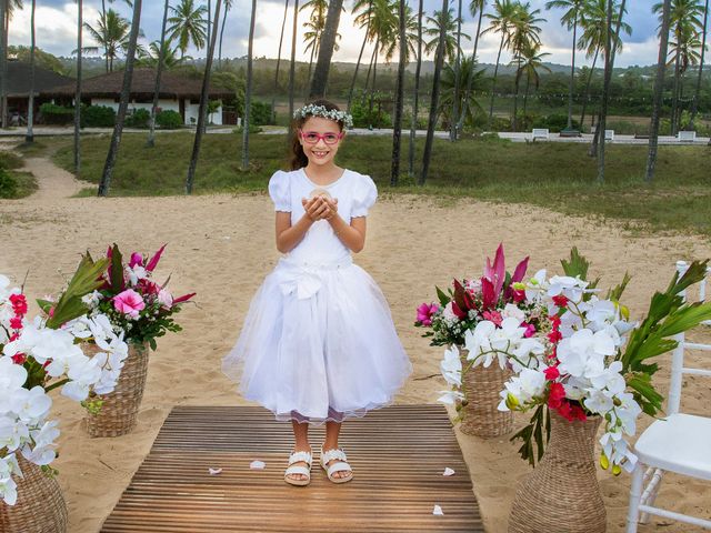 O casamento de Douglas e Helen em Mata de São João, Bahia 22