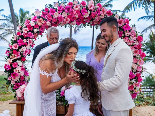 O casamento de Douglas e Helen em Mata de São João, Bahia 23