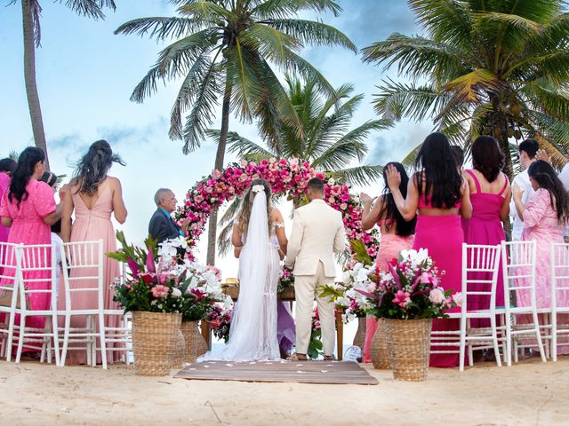 O casamento de Douglas e Helen em Mata de São João, Bahia 24