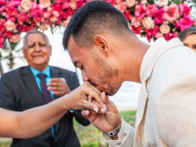 O casamento de Douglas e Helen em Mata de São João, Bahia 32